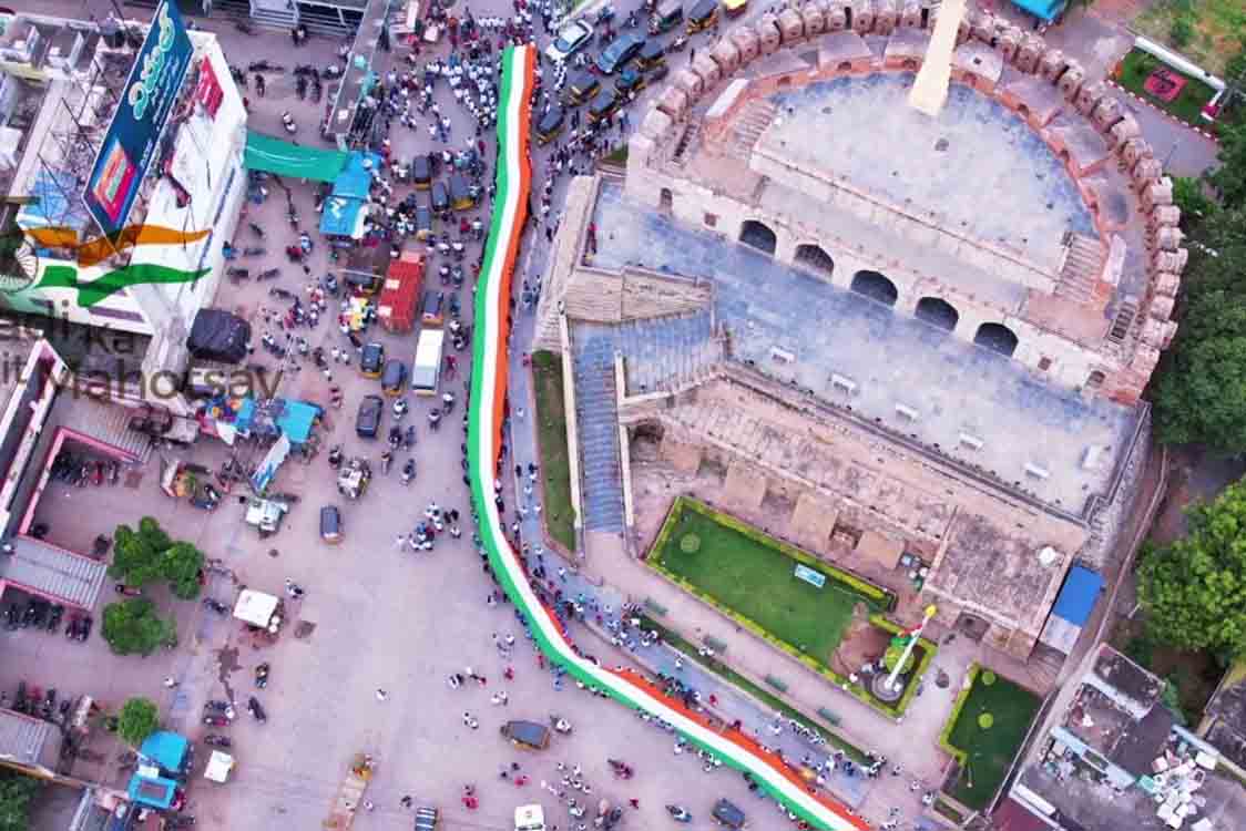 కర్నూల్ లో అంబరాన్ని అంటిన వజ్రోత్సవ సంబరాల్లో 555 అడుగుల భారీ త్రివర్ణ పతాకం 