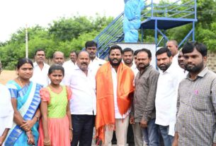  నీలం మధు ముదిరాజ్ ను సన్మానిస్తున్న చాకలి ఐలమ్మ మనుమడు చిట్యాల రామచంద్రం