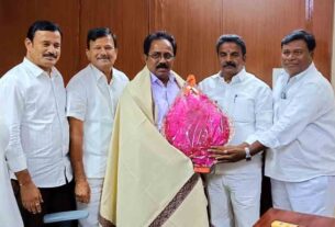 డి ఆర్ ఓ ను సన్మానిస్తున్న పట్నం మాణిక్యం.