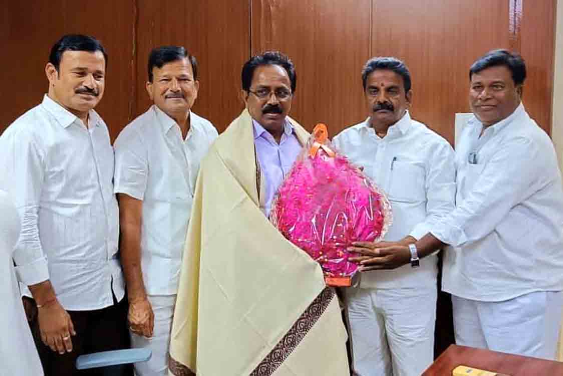 డి ఆర్ ఓ ను సన్మానిస్తున్న పట్నం మాణిక్యం.
