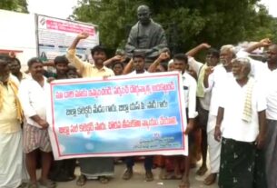 కర్నూలు కలక్టరేట్ ఎదురుగా గాంధీ విగ్రహం ముందు బైలుపుల రైతుల ధర్నా.